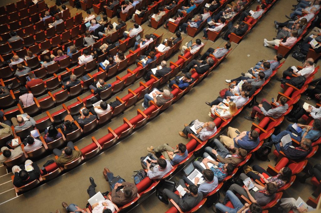 Jak współpracować z prelegentami podczas organizacji konferencji? 