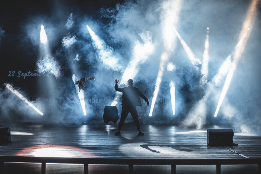 Jakie są zasady scenicznego oświetlenia eventów?